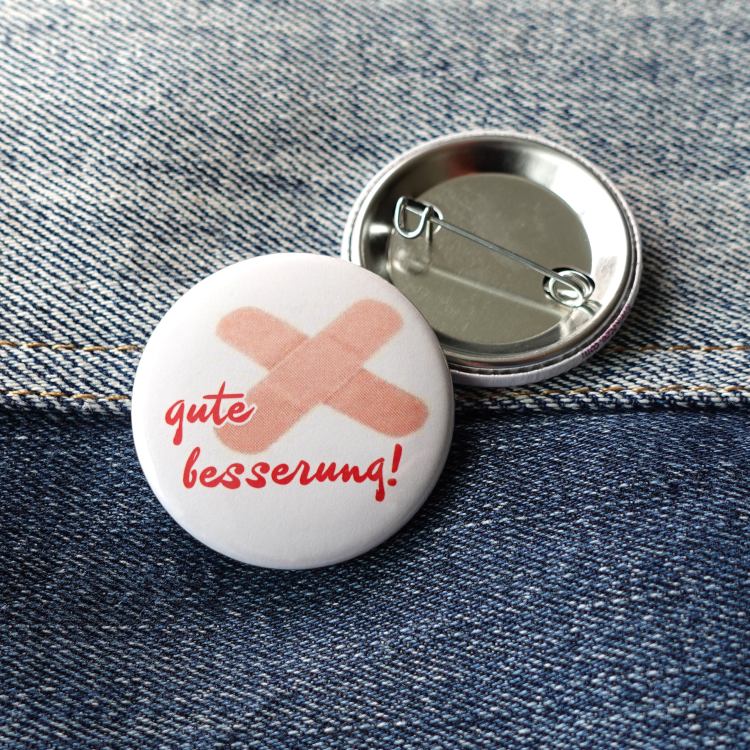 Ansteckbutton gute besserung! auf Jeans mit Rückseite